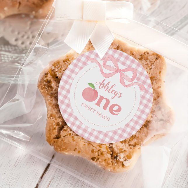 Pink Gingham Peach Erster Geburtstag Runder Aufkleber (Von Creator hochgeladen)