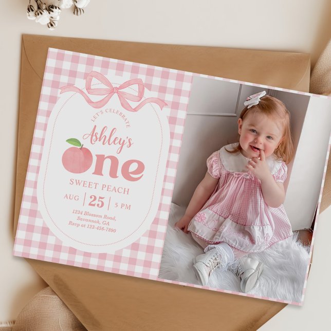 Pink Gingham Peach First Birthday Foto Einladung (Von Creator hochgeladen)