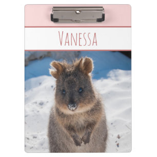 Pink Girls Individuelle Name Quokka am Strand Klemmbrett