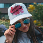 Pink Glitzer Bachelorette Bridesmaid Script Trendy Truckerkappe<br><div class="desc">Der Hut mit dem Namen der Braut ,  dem Jahr und dem Namen der Brautjungfrau,  der heiß-rosa Glitzer,  der den Trend von y2k zurückbringt.</div>