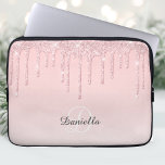 Pink-Glitzer-Sparkon-Monogramm Laptopschutzhülle<br><div class="desc">Hübsche Rosa-Rosa-Farbe,  dekoriert mit funkelnden Imitaten Glitzer Tropfen-Design und Monogramm. Personalisieren Sie Ihren Namen in einem handgeschriebenen Stil-Skript und fügen Sie ihn hinzu. Ideal für Schule oder Büro. Macht ein großartiges Geschenk!</div>