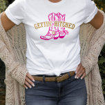 Pink Gold Gettin' Hitched Bridge T - Shirt<br><div class="desc">Feiern Sie die zukünftige Braut mit diesen niedlichen "gettin" Junggeselinnen-Abschied oder Brautparty-T - Shirt.</div>