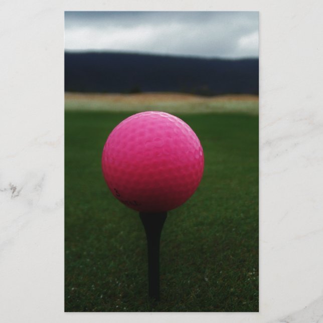 Pink Golf Ball auf dem Golfplatz (Vorderseite)