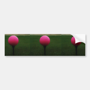 Pink Golf Ball auf dem Golfplatz Autoaufkleber