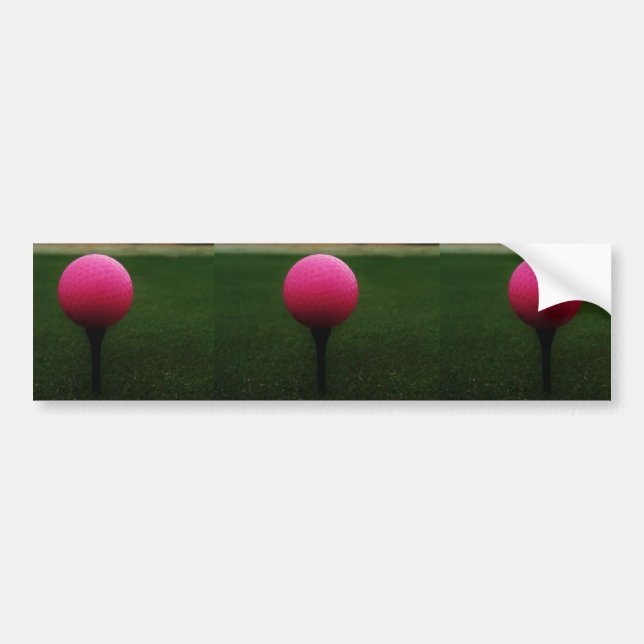 Pink Golf Ball auf dem Golfplatz Autoaufkleber (Vorne)