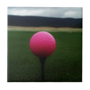 Pink Golf Ball auf dem Golfplatz Fliese