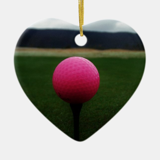 Pink Golf Ball auf dem Golfplatz Keramik Ornament (Vorne)