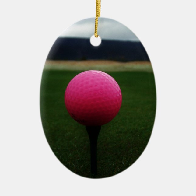Pink Golf Ball auf dem Golfplatz Keramik Ornament (Vorne)