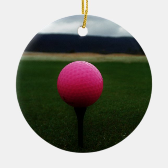 Pink Golf Ball auf dem Golfplatz Keramikornament (Vorne)