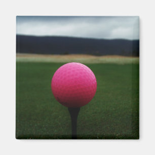 Pink Golf Ball auf dem Golfplatz Magnet