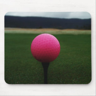 Pink Golf Ball auf dem Golfplatz Mousepad