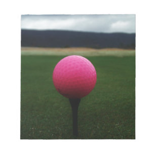 Pink Golf Ball auf dem Golfplatz Notizblock