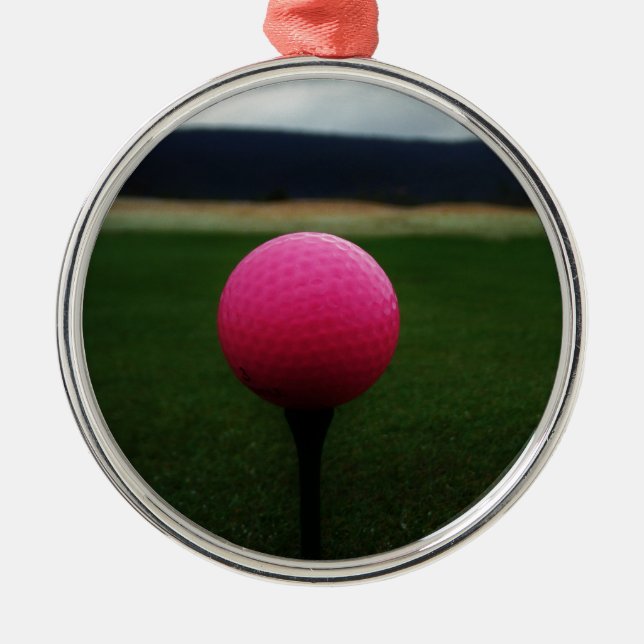 Pink Golf Ball auf dem Golfplatz Ornament Aus Metall (Vorne)