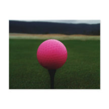 Pink Golf Ball auf dem Golfplatz
