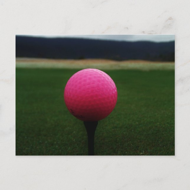 Pink Golf Ball auf dem Golfplatz Postkarte (Vorderseite)