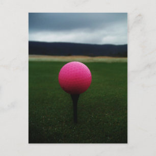 Pink Golf Ball auf dem Golfplatz Postkarte