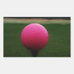 Pink Golf Ball auf dem Golfplatz Rechteckiger Aufkleber