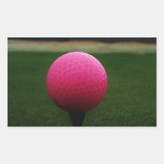Pink Golf Ball auf dem Golfplatz Rechteckiger Aufkleber (Vorderseite)