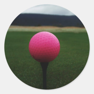 Pink Golf Ball auf dem Golfplatz Runder Aufkleber