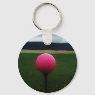 Pink Golf Ball auf dem Golfplatz Schlüsselanhänger