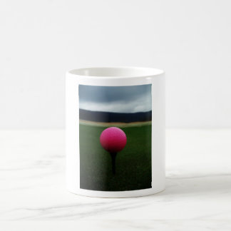 Pink Golf Ball auf dem Golfplatz Tasse