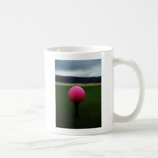 Pink Golf Ball auf dem Golfplatz Tasse (Rechts)