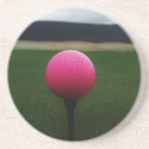 Pink Golf Ball auf dem Golfplatz Untersetzer