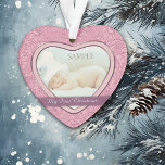 Pink Heart Swirl Baby First Christmas Ornament<br><div class="desc">Dieses Ferien-Sake-Ornament verfügt über Ihr eigenes Babyfoto gerahmt in einem hübschen rosa Herzrahmen in Silber ausgekleidet. Der Rahmen des Herzens ist mit einem passenden Rose-Rosa-Blumenwirbel umgeben. Ein lila dunkler Pflaumenbanner hält Ihren individuellen Text, sagen Sie, was Sie wollen! Die Rückseite des Ornaments hat den gleichen rosa, floralen Schwirbelrahmen und einen...</div>