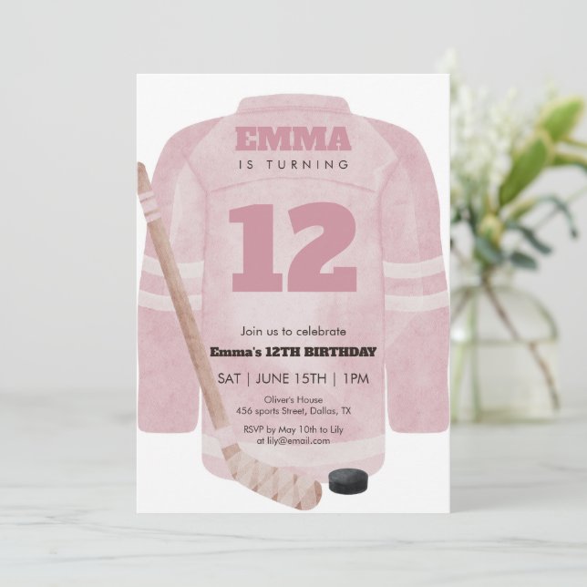 Pink Hockey Jersey Birthday for Girls Sports Party Einladung (Stehend Vorderseite)