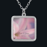 Pink Hyacinth Blume Hochzeit Versilberte Kette<br><div class="desc">Die hübsche Pink Hyacinth Blume Wedding Pendant Necklace ist ein einzigartiges Sake-Geschenk für die Braut oder ihre Brautmädchen und Brautparty. Dieser elegante,  individuell geblümte Brautjuwelen zeigt ein Blumenfoto eines rosa Frühlingshyazinthyazinthen,  das in einem silberfarbenen,  quadratischen Anhänger in Sterling blüht.</div>