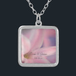 Pink Hyacinth Blume Hochzeit Versilberte Kette<br><div class="desc">Die hübsche Pink Hyacinth Blume Wedding Pendant Necklace ist ein einzigartiges Sake-Geschenk für die Braut oder ihre Brautmädchen und Brautparty. Dieser elegante,  individuell geblümte Brautjuwelen zeigt ein Blumenfoto eines rosa Frühlingshyazinthyazinthen,  das in einem silberfarbenen,  quadratischen Anhänger in Sterling blüht.</div>