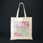 Pink Hydrangea Floral Team Bride Wedding Tote Bag Tragetasche<br><div class="desc">Begrüßen Sie Ihre Brautmädchen mit einer personalisierten, rosa Hydrangea Tote Tasche. Ihr Name ist in einem großen Schriftart geschrieben. Team Bride, der Name der Braut und das Hochzeitsdatum liegen darunter. Die rosa Hydrangeas sind in den oberen und unteren links Ecken. Ein weiches Aquarellmuster mit einem Flüstern aus Rosa, Gelb und...</div>