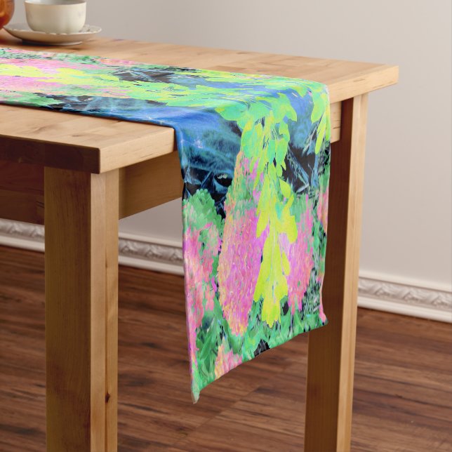 Pink Hydrangea Garden mit gelben Folies Kurzer Tischläufer (Beispiel)