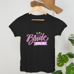 Pink I Bin Bride Bachelorette Groupe Party Geschen T-Shirt<br><div class="desc">Team Bride,  lustige Wochenendreise Rosa rot Kalligraphie Design. Diese Bachelorette-Geschenke sind für Sie und Ihr Mädchen Gruppe Party,  ob virtuell oder sicher in Person: "I Am Bride" ist Teil unserer Funny Bachelorette Geschenksammlung,  finden Sie unten.</div>