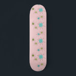 Pink Iconic Atomic Sternexplosion Skateboard<br><div class="desc">Dieses rosa Ikonische Atomic Sternexplosion Skateboard-Muster zeigt die ikonischen atomaren Sternexplosionen. Das stimmt! Die alte Schule, First Lady Pink farbener Hintergrund mit goldenen Fesseln ist der perfekte Hintergrund für die lebendigen türkisfarbenen, beruhigenden Sellerie und kitschigen Birnen grünen Kreise. Die Farbflecken sind sporadisch in verschiedenen Größen platziert, mit überlegenen schwarz-V-förmigen Linien,...</div>