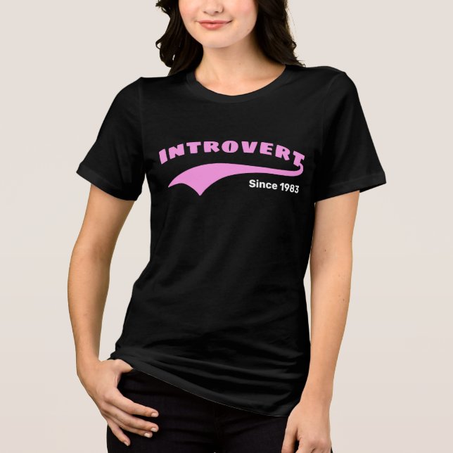 Pink Introvertierte Typografie Swoosh Benutzerdefi Tri-Blend Shirt (Vorderseite)