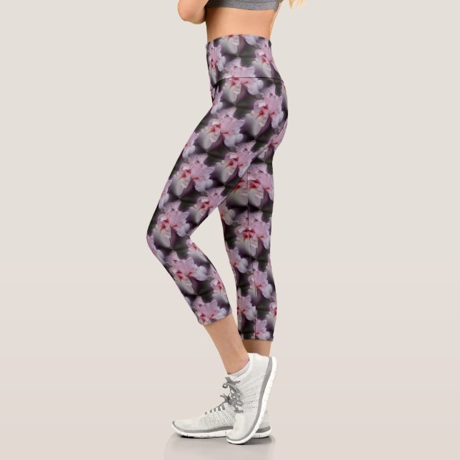Pink Iris Blume Art Capri Leggings (Links)