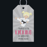 Pink Karate Girl Birthday Geschenkanhänger<br><div class="desc">Mädchen Karate Geburtstagsparty Gefallen Tags in Rosa.</div>