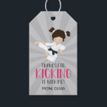Pink Karate Girl Birthday Geschenkanhänger<br><div class="desc">Mädchen Karate Geburtstagsparty Gefallen Tags in Rosa.</div>