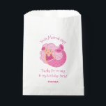 Pink Kids Mermaid Birthday Party Gefallen Taschen Geschenktütchen<br><div class="desc">Eine niedlich rosa Geburtstagsjubiläumstasche für Ihre Mädels Geburtstag. Es enthält eine skurrile Meerjungfrau mit dem niedlichen Wortspiel "You're Mermai-zing!". Niedliche Leckerei Taschen für die Geburtstagsparty eines Mädchens. Personalisieren Sie es mit dem Namen Ihrer Wahl. Kommt auch in aquamarin. Entworfen für Sie von BlackBerry Boulevard.</div>