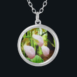 Pink Lady Slipper Wild Orchid Versilberte Kette<br><div class="desc">Pink Lady Slipper Wild Orchid Foto von Sandy Closs,  aufgenommen am Lake Arrowhead Ga. Hellrosa Slipform mit dunkelrosa Venen. Wildwuchs im Wald,  unter einigen Pinienbäumen rosa Blume Orchideen Blumenblumen Hochzeit Natur Beileid Frühling Wald Rose</div>