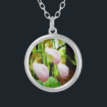 Pink Lady Slipper Wild Orchid Versilberte Kette<br><div class="desc">Pink Lady Slipper Wild Orchid Foto von Sandy Closs,  aufgenommen am Lake Arrowhead Ga. Hellrosa Slipform mit dunkelrosa Venen. Wildwuchs im Wald,  unter einigen Pinienbäumen rosa Blume Orchideen Blumenblumen Hochzeit Natur Beileid Frühling Wald Rose</div>