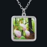 Pink Lady Slipper Wild Orchid Versilberte Kette<br><div class="desc">Pink Lady Slipper Wild Orchid Foto von Sandy Closs,  aufgenommen am Lake Arrowhead Ga. Hellrosa Slipform mit dunkelrosa Venen. Wildwuchs im Wald,  unter einigen Pinienbäumen rosa Blume Orchideen Blumenblumen Hochzeit Natur Beileid Frühling Wald Rose</div>