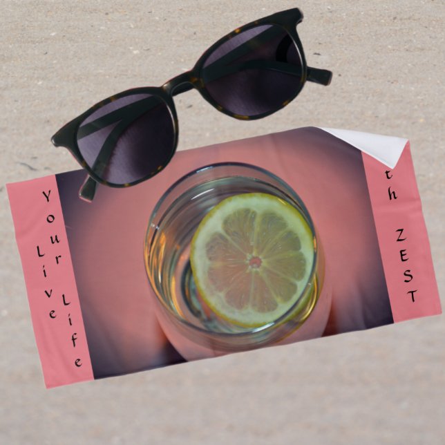 Pink lebe dein Leben mit Zest Strandtuch (Von Creator hochgeladen)