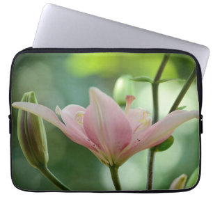 Pink Lily-Bokeh von Shirley Taylor Laptopschutzhülle
