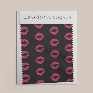 Pink Lip Print Kisses auf Black Stoff