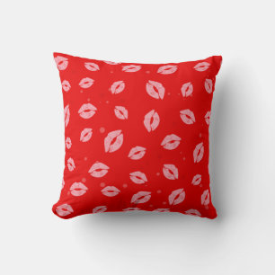 Pink Lipstick Kisses auf Red Background Pattern Kissen