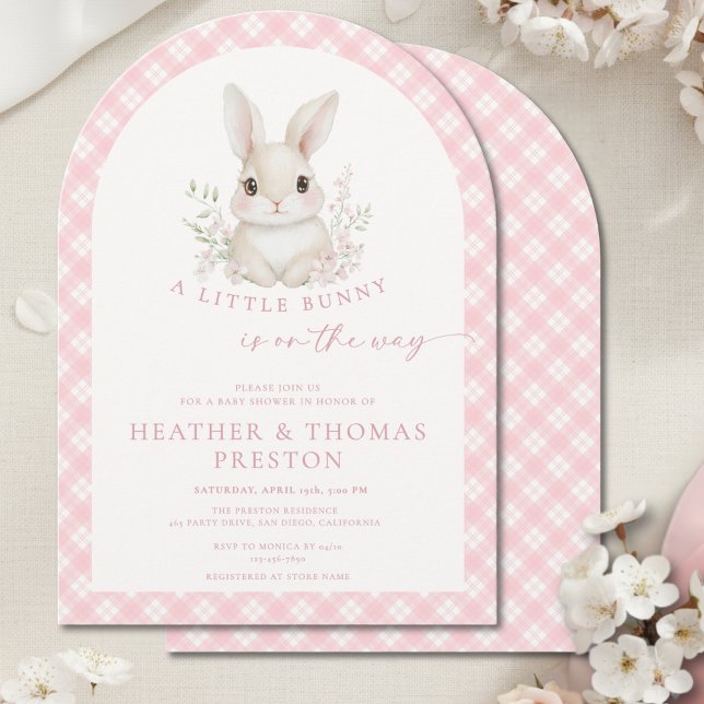 Pink Little Bunny Gingham Arch Baby Shower Einladung (Von Creator hochgeladen)
