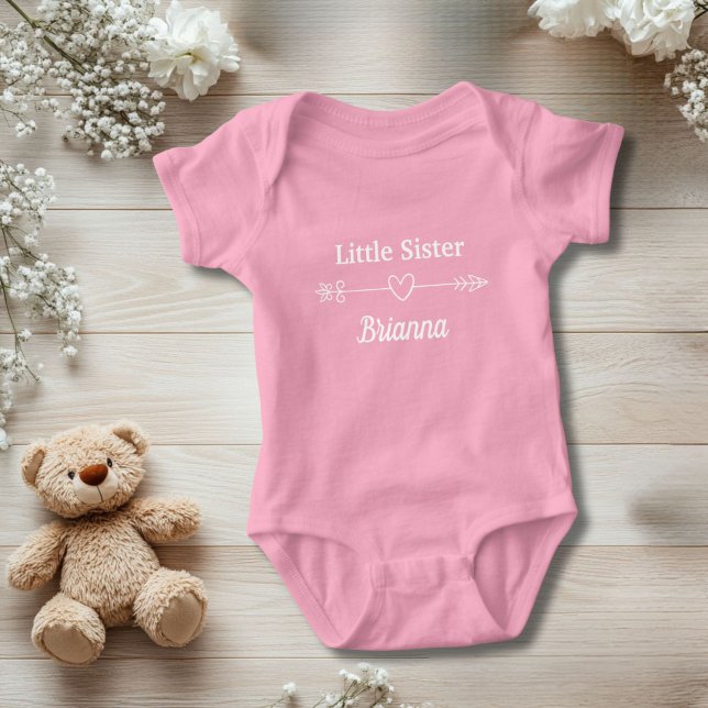 Pink Little Sister Arrow mit Heart Boho Baby Girl Baby Strampler (Little Sister Personalized Baby Body Suit. A gift for the new little sister)