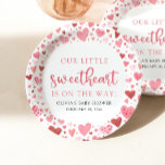 Pink Little Sweetheart Valentine's Day Babydusche Pappteller<br><div class="desc">Pink Little Sweetheart Valentine's Day Baby Shower Paper Teller feiern Ihre Babydusche im bezaubernden Stil mit diesen Pink Little Sweetheart Valentine Day Paper Teller! Diese Teller mit charmanten Herzdesigns und süßen Touchs sind ideal, um köstliche Leckereien mit einem Hauch von Liebe zu servieren. Ideal, um Ihrer Feier eine angenehme Touch...</div>